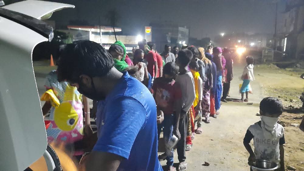 गरीब परिवार को निःशुल्क खाना वितरण 